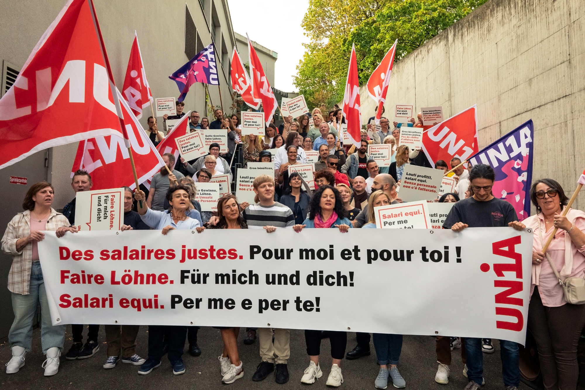 Sócios do Unia com um grande cartaz exigindo "Salários justos, para mim e para ti".