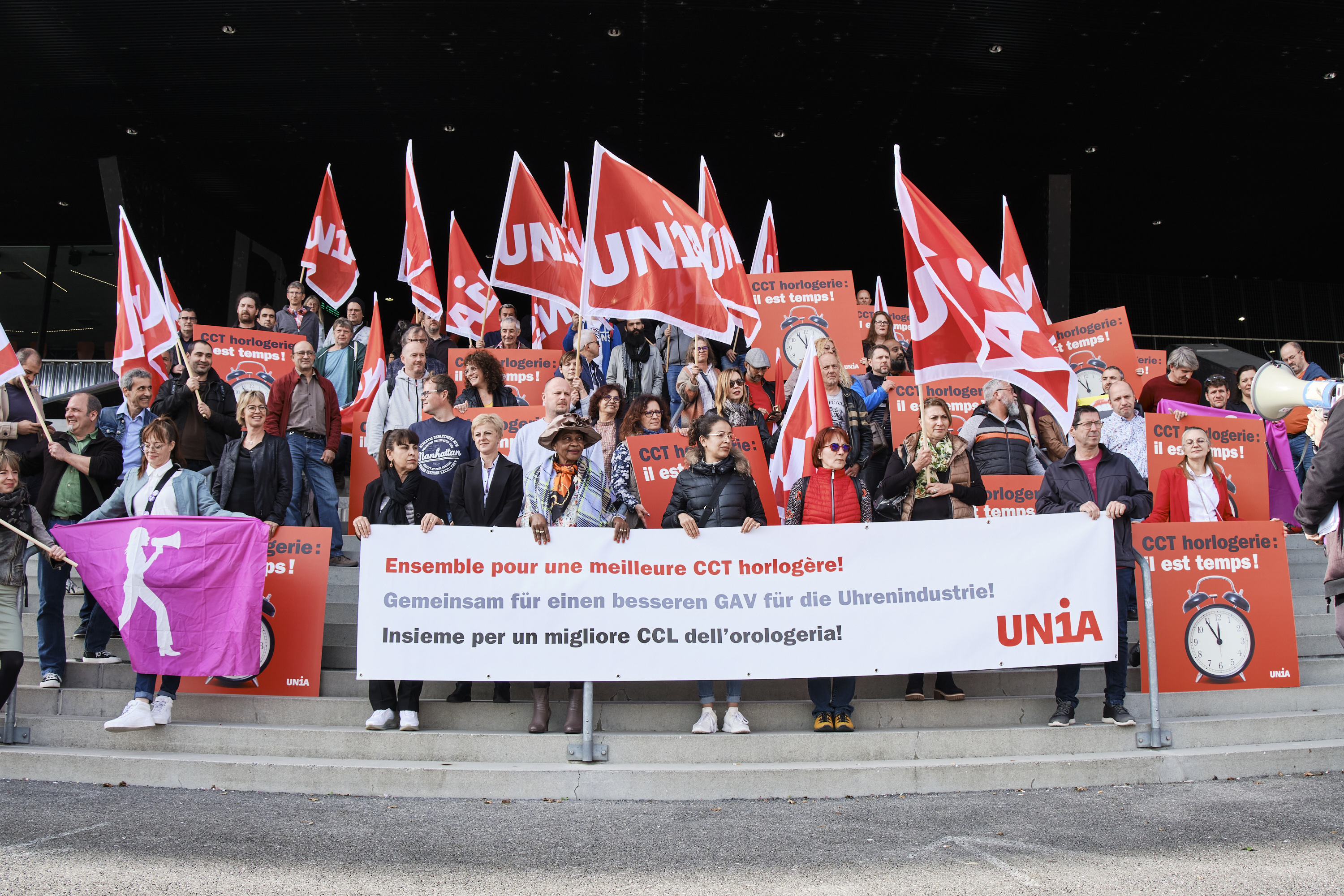 Acción de protesta frente a una fábrica de relojes