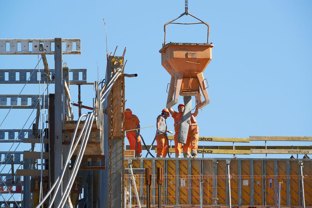 Trabalhadores num estaleiro da construção civil