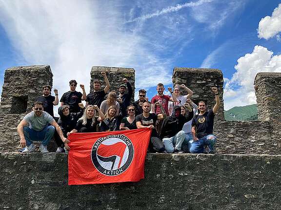 Jovens no Castelo de Bellinzona seguram uma faixa por tolerância e solidariedade..