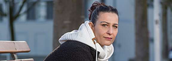 Rojda Aslan e a sua filha foram obrigadas a abandonar a Suíça por serem pobres. Foto: Matthias Luggen